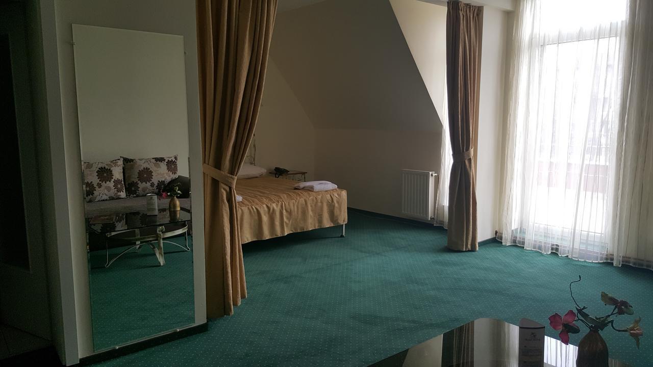 Hotel Melody Орадя Экстерьер фото