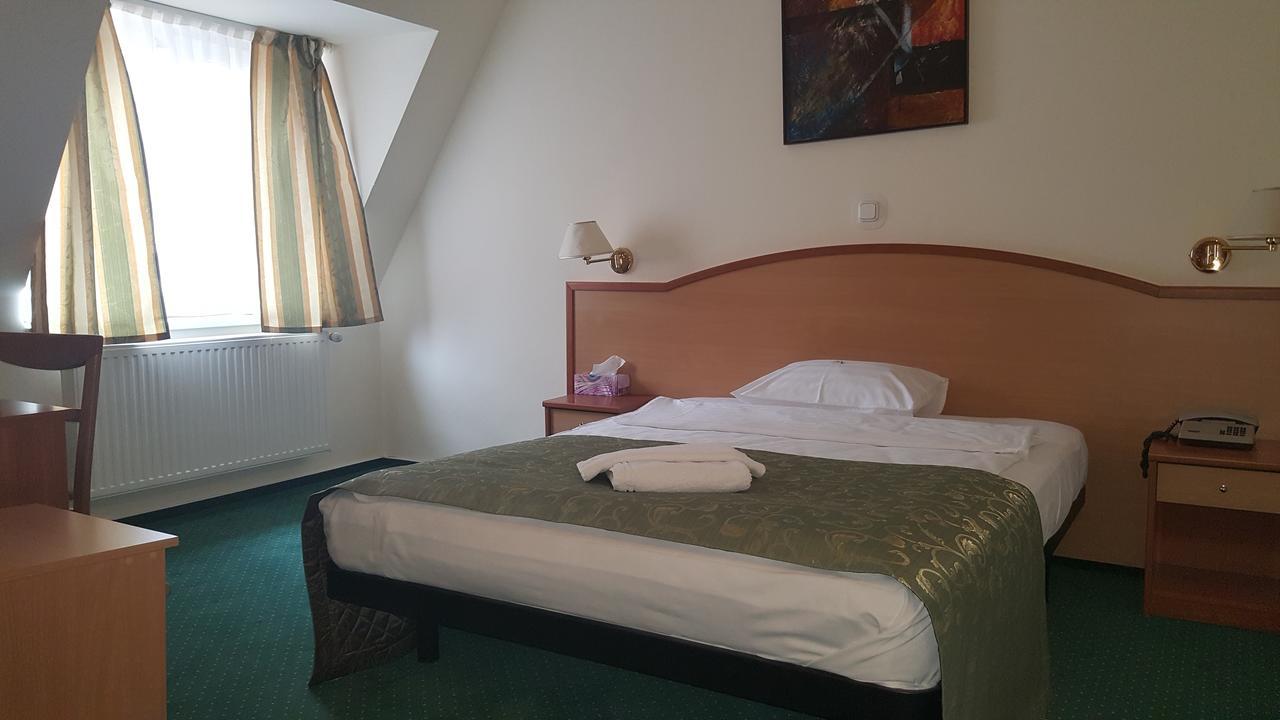 Hotel Melody Орадя Экстерьер фото
