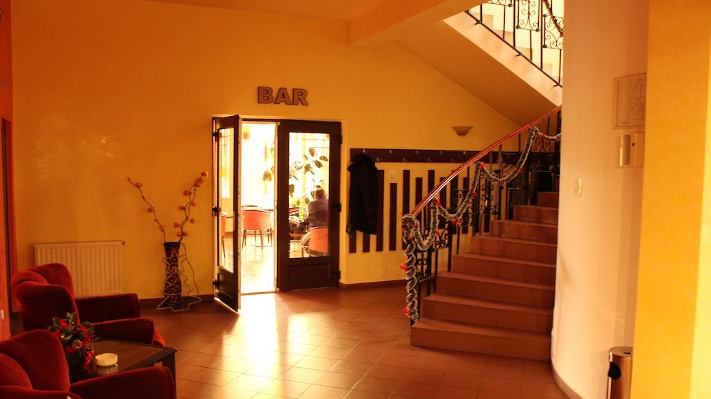 Hotel Melody Орадя Экстерьер фото